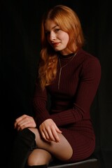 Junge h&uuml;bsche Frau mit rotem Haar