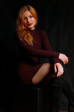 Junge hübsche Frau mit rotem Haar