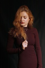 Fototapeta premium Junge hübsche Frau mit rotem Haar