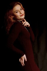 Fototapeta premium Junge hübsche Frau mit rotem Haar