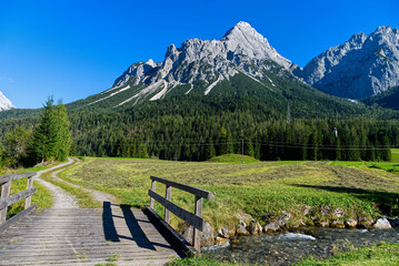 Berg, Sonnenspitze, Biberwier, Loisach, Fluss, Brücke, Alpen, Holz, wandern, Fußweg, Felsen, Tirol, Österreich, Gebirge, Wiese, grün, Ackerbau, Gras, Himmel, blau, Herbst, Europa, sonnig, Gipfel, 