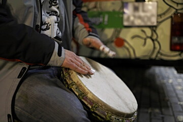 Obraz na płótnie Canvas street musician playing the drum