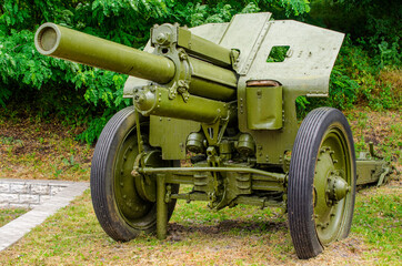 Fototapeta na wymiar old soviet khaki cannon outside 