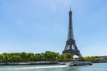 Fototapeta na wymiar The eifel tower in Paris from a tiny street