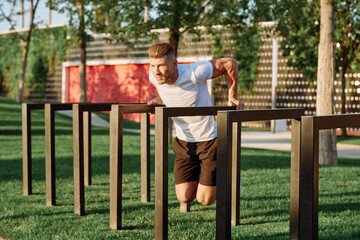 Obraz premium sportive man workout in the park morning motivation