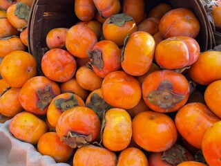 persimmons at farmer&rsquo;s market