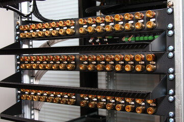 Acoustic terminals for connecting sound amplifiers in a low-current multimedia equipment rack.