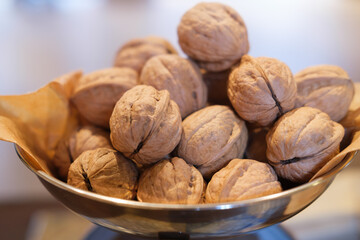 食卓に大皿に盛られたクルミ。