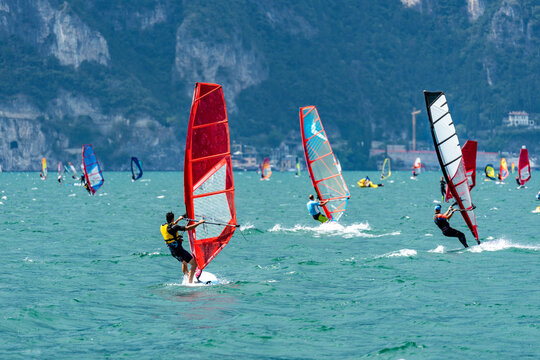 Gardasee bei Torbole im Norden: Super Wind f&uuml;r Windsurfer