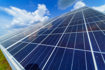 Obraz premium Sunny day of green solar panel technologies. Innovative renewable alternative solar energy.