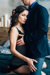 Naklejka premium a girl and a guy are standing near the bed in the bedroom