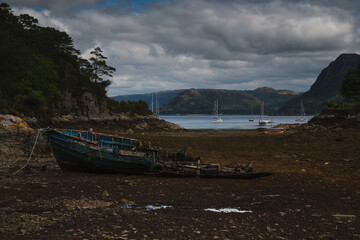 Fototapeta na wymiar Ruins of a fishing boat at low tide.