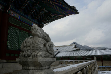전통건축 문화재인 경복궁에는 하얀눈이 내린 풍경입니다.