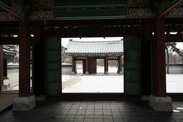 Fototapeta na wymiar 전통건축 문화재인 경복궁의 겨울풍경입니다.