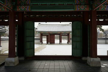전통건축 문화재인 경복궁의 겨울풍경입니다.