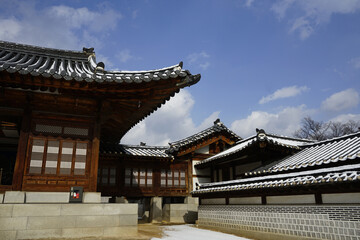 전통건축 문화재인 경복궁의 겨울풍경입니다.