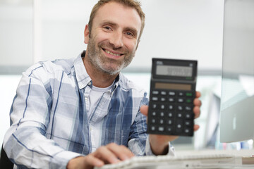 Fototapeta na wymiar man showing numbers in the calculator
