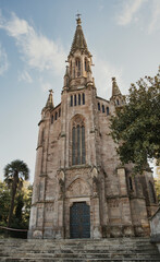 Fototapeta na wymiar Vista de la fachada de la capilla del palacio de Sobrellano, Comillas, cantabria, España.