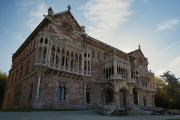 vista exterior del palacio de sobrellano y capilla. Comillas, Cantabria, España..
El palacio de Sobrellano, también conocido como palacio del marqués de Comillas, situado en la población de Comillas 
