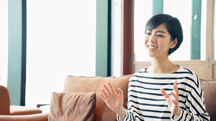 話をする女性 インタビュー ビデオ通話