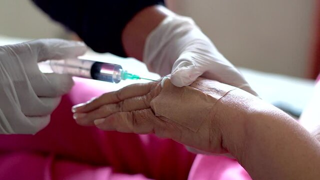 Canalizaci&oacute;n de vena mujer latina tercera edad, cuidado en casa, adulto mayor, homecare