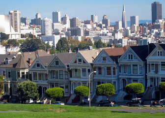 Fototapeta na wymiar San Francisco city skyline with twins