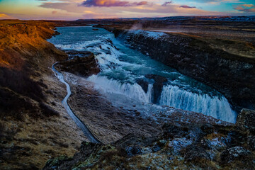グトルフォスの滝と朝焼け