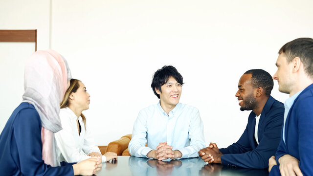 インターナショナルな会議に参加する日本人男性　グローバルビジネス　英会話スクール