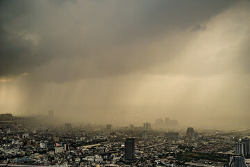 バンコクの街と雨雲 - obrazy, fototapety, plakaty