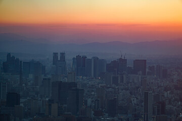 Fototapeta premium 新宿副都心と夕暮れのイメージ