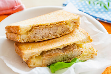 鶏つくね照り焼きのホットサンド