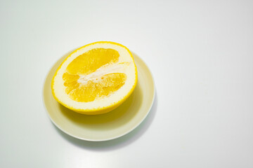 グレープフルーツと白い皿のイメージ