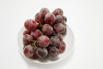 紫のぶどうと白い皿のイメージ