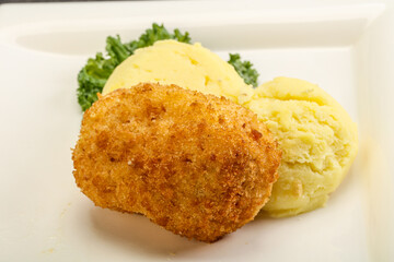 Crispy chicken cutlet with mashed potato