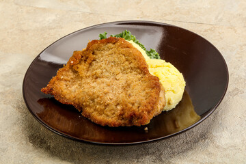 Crispy chicken schnitzel with mashed potato