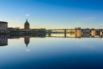 Fototapeta na wymiar Along the Garonne river at Toulouse city before sunset in France