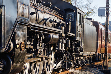 Obraz premium 秩父鉄道の線路、単線の踏切から見た野上駅方面に向けて走る蒸気機関車