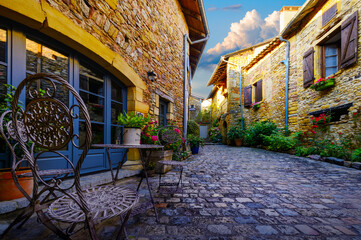 Dans les ruelles de Oingt, village des Pierres Dorées, Beaujolais