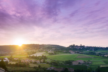 Obraz premium Lever du jour à Oingt, Village des Pierres Dorées, Beaujolais