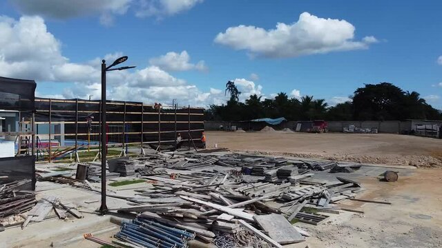 Drone avanzando a zona de construccion de residenciales mientras los trabajadores construyen, la romana, republica dominicana