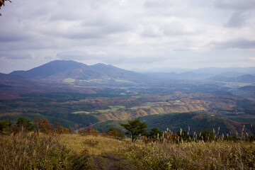 とても美しい日本の岡山県の蒜山高原の三平山の紅葉