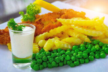 Green peas are in a steak dish.