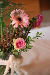 Liebevoller Blumenschmuck als Dekoration auf Tisch bei einer Feier