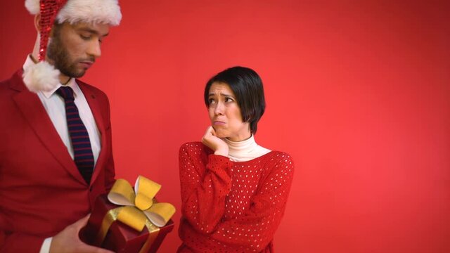 Sanda gives a girl in frustrated feelings a New Year's gift