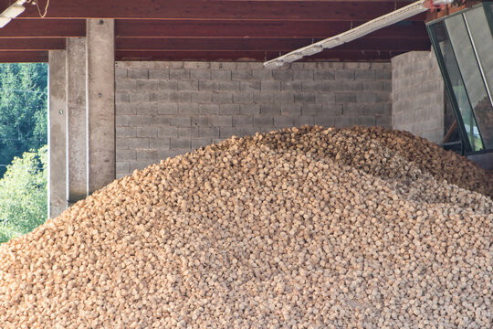 Ein Haufen mit Holzpellets im Abhollager