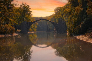 Rakotzbrücke im Rhododendronpark in Kromlau ein einmaliges Bauwerk