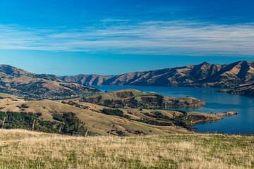 ニュージーランド　丘から望む南島のバンクス半島とアカロア湾
