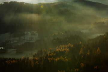 Piękne lasery w rudawach janowickich o wschodzie słońca  © mateusz