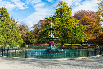 ニュージーランド　クライストチャーチの市街地にあるクライストチャーチ・ボタニック・ガーデンズのピーコック・ファウンテンと紅葉