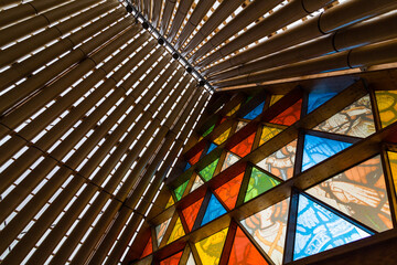 ニュージーランド　クライストチャーチのクライストチャーチ・トランジショナル大聖堂、通称紙の教会のステンドグラス
